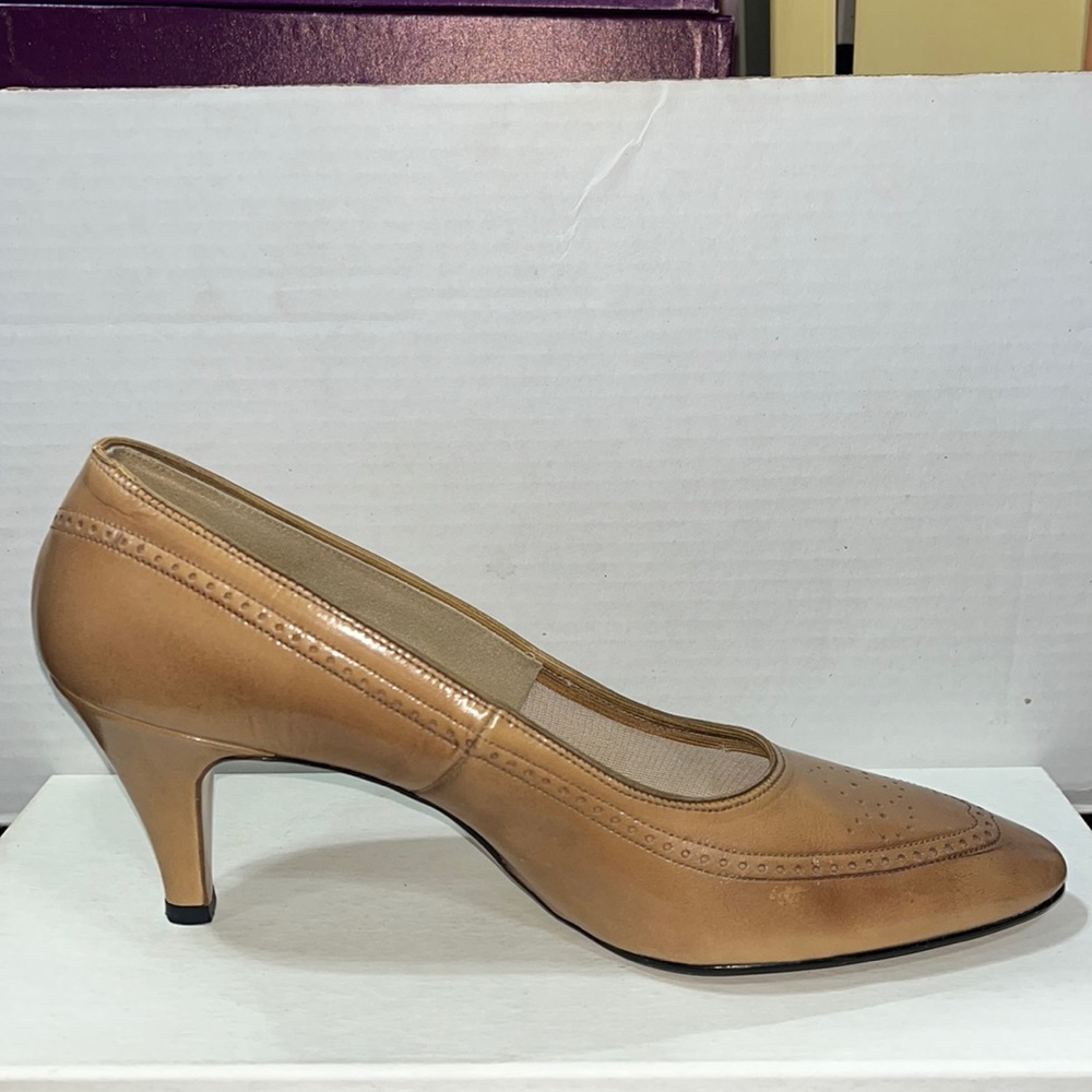 Beige VanHoecks closed toe heals